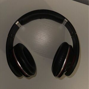Beats headphones. Lightly used. In very good condition.